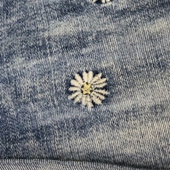 American Eagle Hi-Rise Shortie Jean Shorts with 
Floral Daisy Embroidery Size 8 - Picture 4 of 7